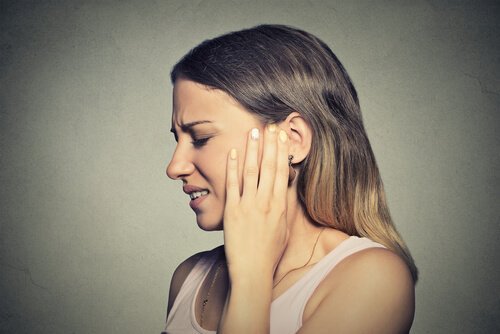 Kvinna med öronproblem