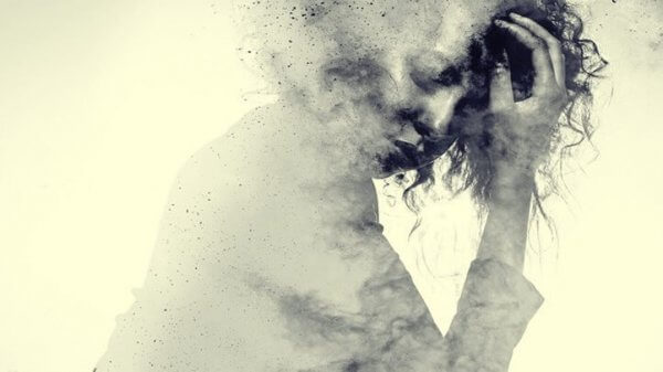 Ledsen kvinna som upplever minnesförlust av depression