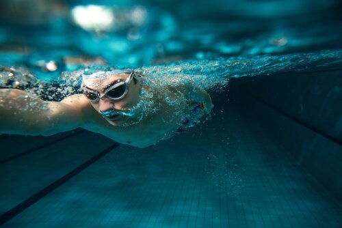 Man som simmar under vatten