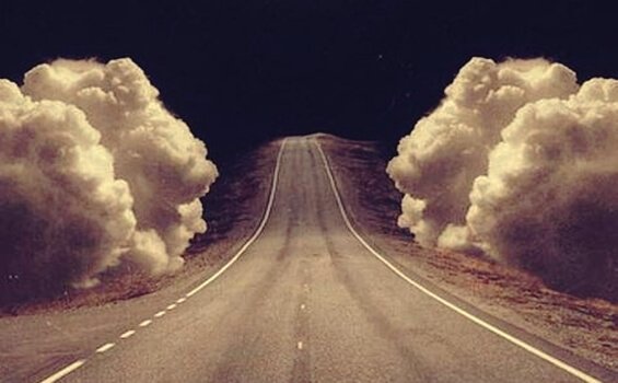 Upplyst väg på natten