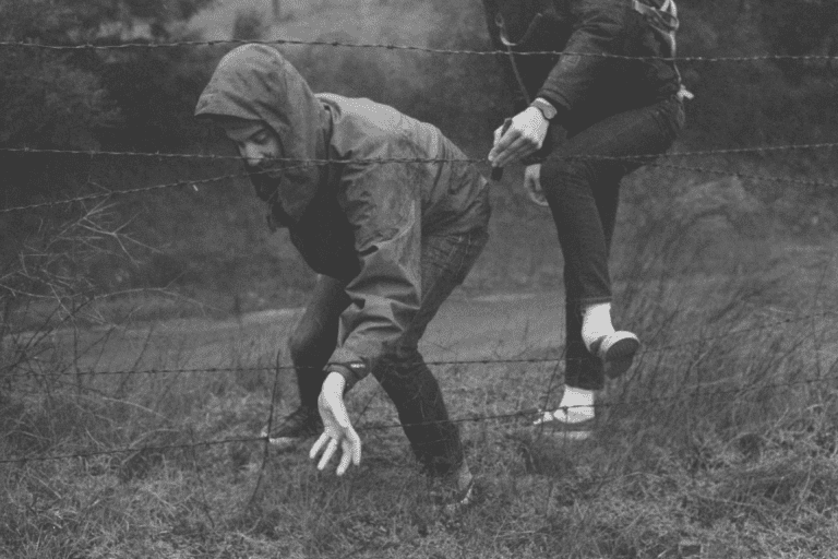 Personer vid taggtrådsstängsel