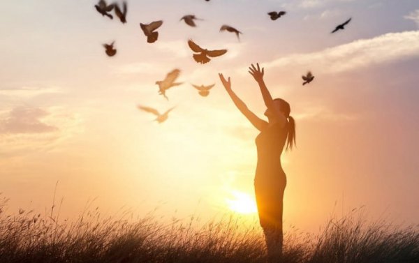 Kvinna släpper ut fåglar