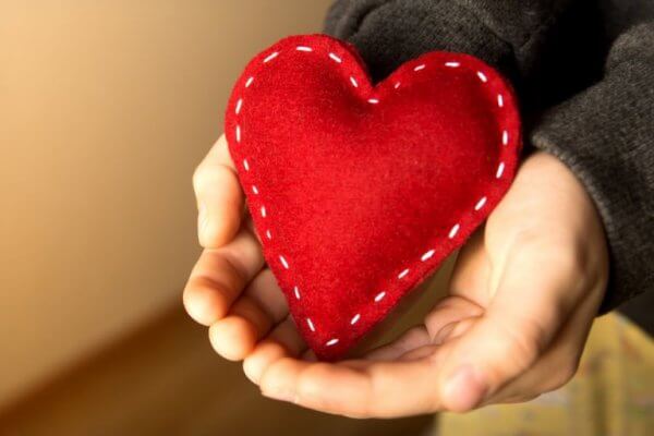 Stickat rött hjärta som symboliserar tacksamhet