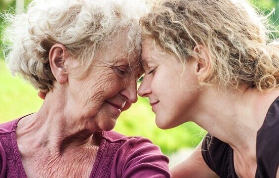 Har du nedstämda äldre i din närhet? Lär dig att hjälpa dem!