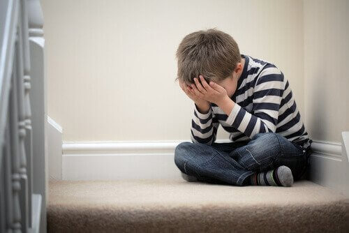 Gråtande pojke som upplever ogiltigförklaring från familjen