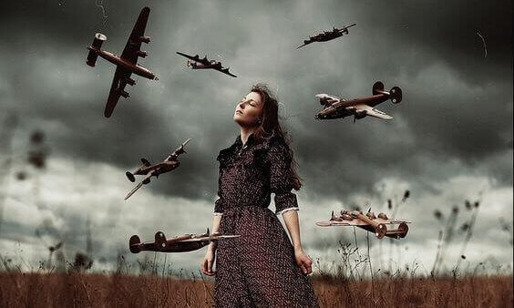 Kvinna omgiven av flygplan