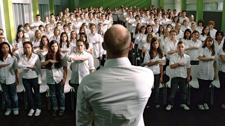 Man som använder manipulationstekniker