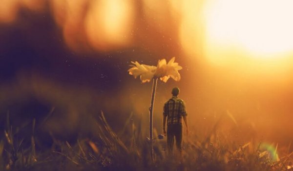 Person bredvid blomma