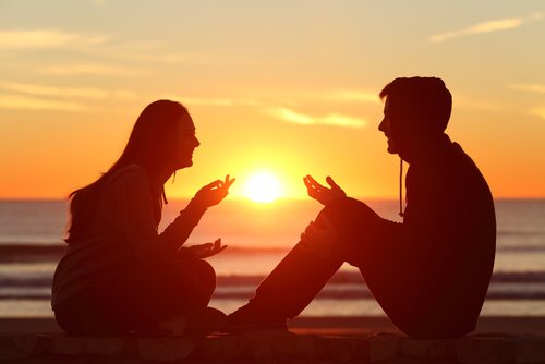 Pratande par i solnedgång