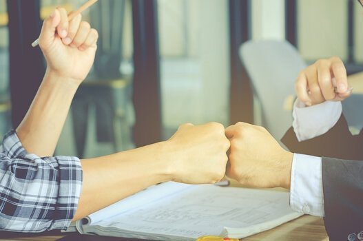 Samarbetande människor som använder kinestetisk kommunikation