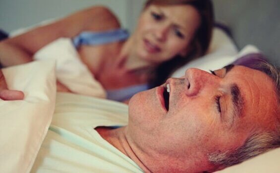 Snarkande man som lider av sömnapné