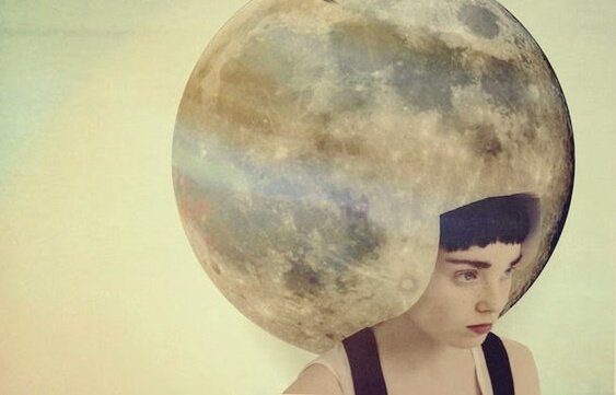 Kvinna med måne på huvudet.