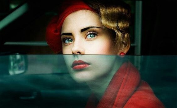 Kvinna i röd kappa som lider av Fortunatasyndromet.