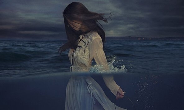 Kvinna som går i havet.