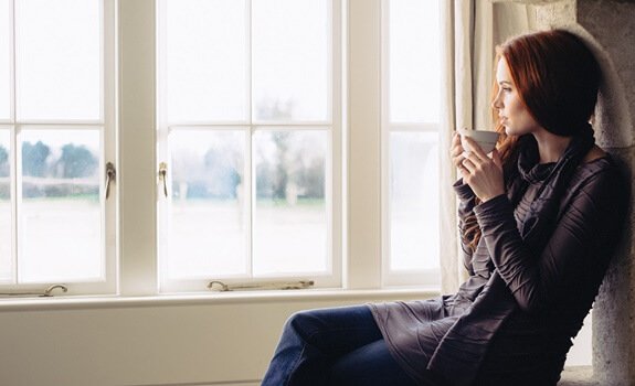 En kopp kaffe och solljus hjälper dig att stiga upp.