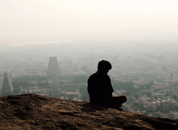 Man som hanterar ensamhet