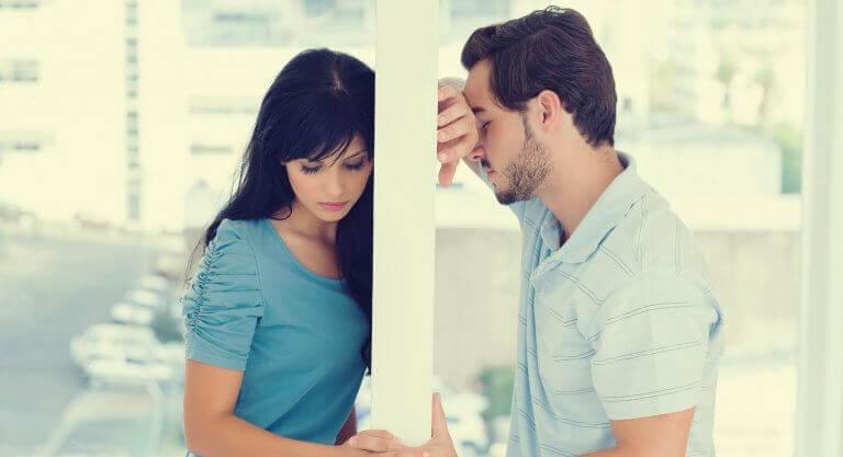 Man och kvinna med vägg emellan.