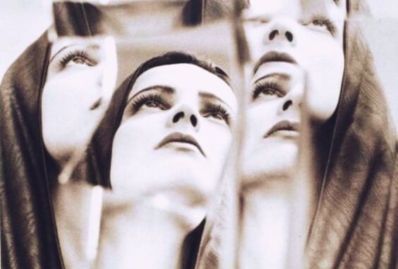 Spegelbilder av kvinna.