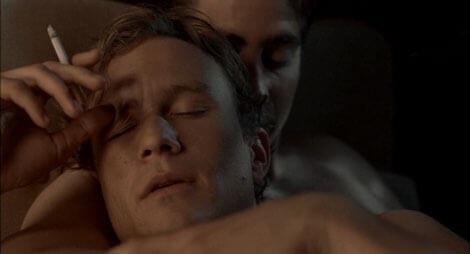 Två män och cigarett.