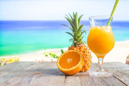 Ananas- och apelsinjuice