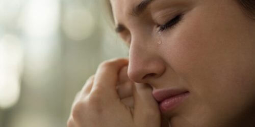 Gråtande kvinna som undrar om det går att undvika ett krossat hjärta