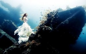 Om du nått botten, sitt inte bara där, klättra ut!