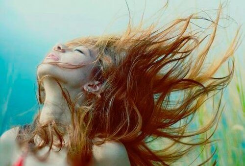 Kvinna med vinden i håret