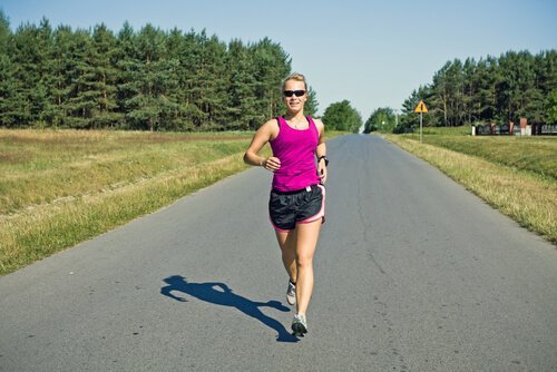 Kvinna som utövar power walking