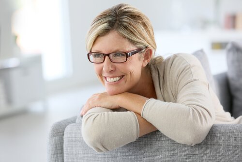 Leende kvinna med glasögon