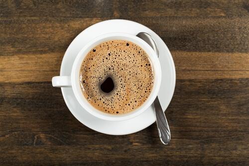Kaffe på träbord.