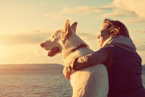 Kvinna med hund.