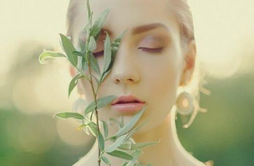 Kvinna med växt i ansiktet.