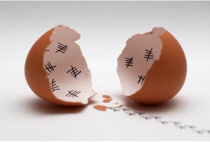 Äggskal med streck.