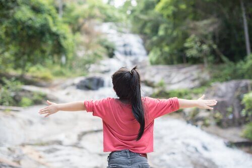 Flicka med armarna utsträckta
