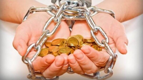 Händer med kedjor och pengar.