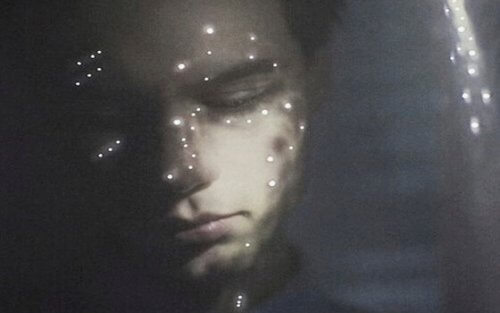 Kille som reflekterar över ett misstag