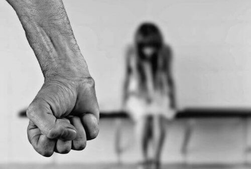 Knuten näve och flicka.