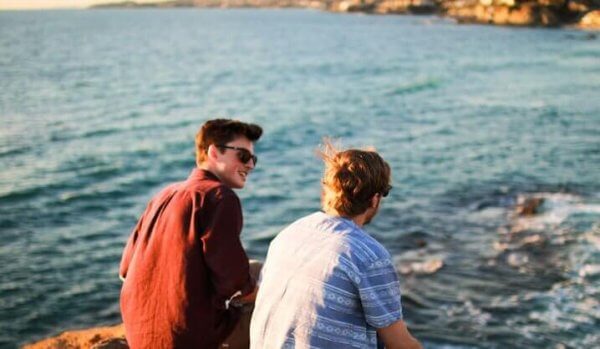 Kompisar som sitter vid havet.