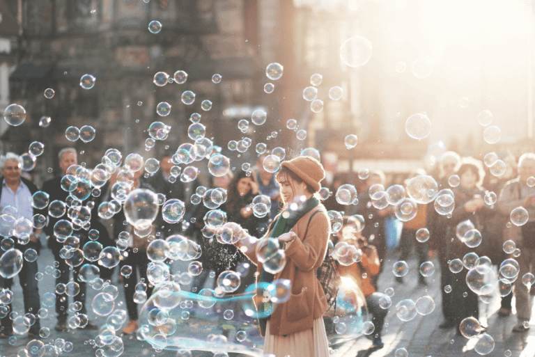 Kvinna bland bubblor.