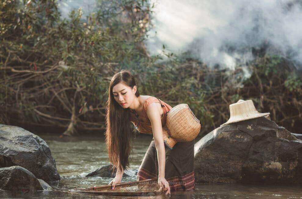 Kvinna som arbetar i vattendrag med känslor som grå moln