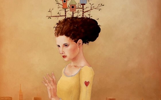 Kvinna med allvarligt ansikte och hjärta på ärmen