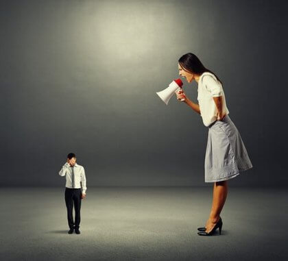 Kvinna med megafon som uppvisar hetero-aggressivt beteende.