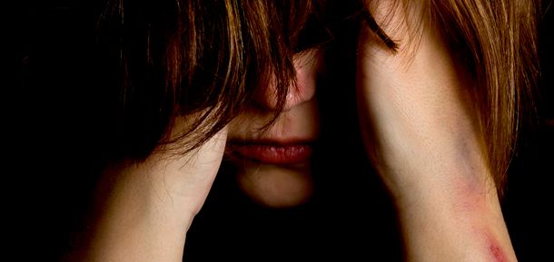 Kvinna som känner sig ledsen på grund av självsabotage