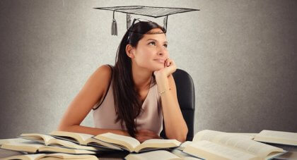 Kvinna som läser böcker och tänker på glömskekurvan