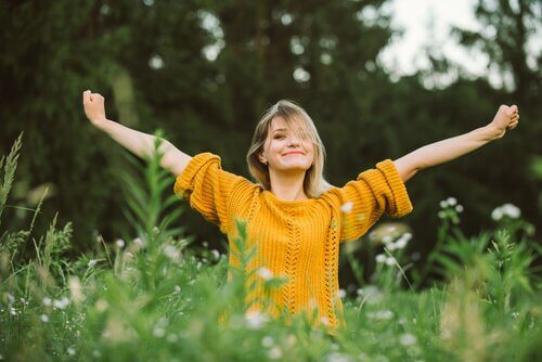 Kvinna som sträcker på sig.