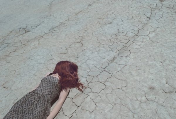 Kvinna ligger ner på ödslig mark