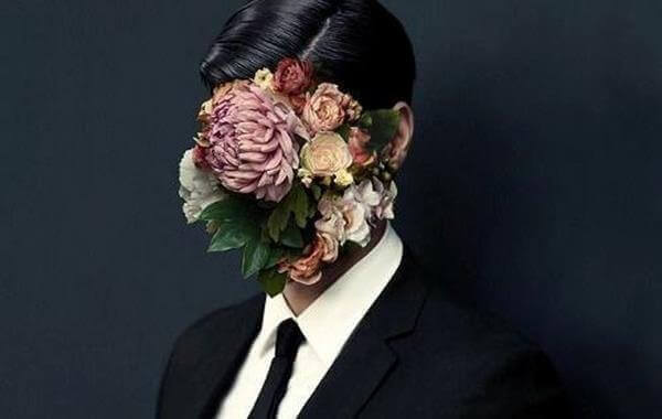 Man med blommor i ansiktet