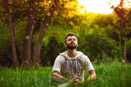 Man mediterar utomhus i naturen