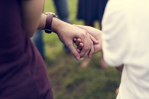 Man och kvinna som håller hand.