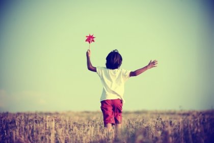 Pojke som springer på ett fält.